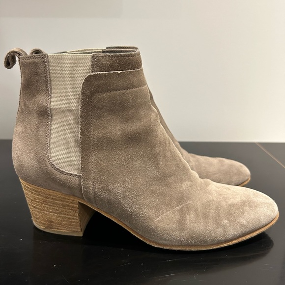 Size 37 suede light tan/grey ankle boot. VINCE - Picture 3 of 5